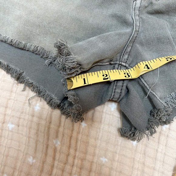 Free People Gray Distressed Denim Cut Off Jean Shorts Size 28 - 2.5" - Picture 7 of 8